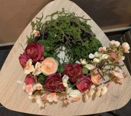 Moskrans met roze ranonkels en bloesem