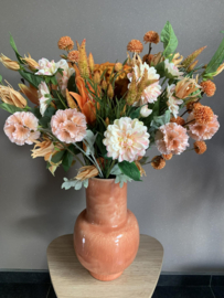 Hippe oranje metalen vaas met oranje/zalm/groen boeket