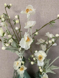 Watergroene vaas met witte poppy's, appeltak en tillandsia