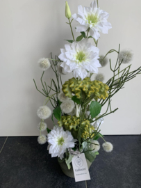 Fris bloemstuk met witte clematis, witte pompons