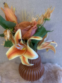 Roeste geribbelde vaas met oranje, groene, beige tinten