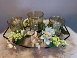 Kandelaar met roze, zalme en groene tinten