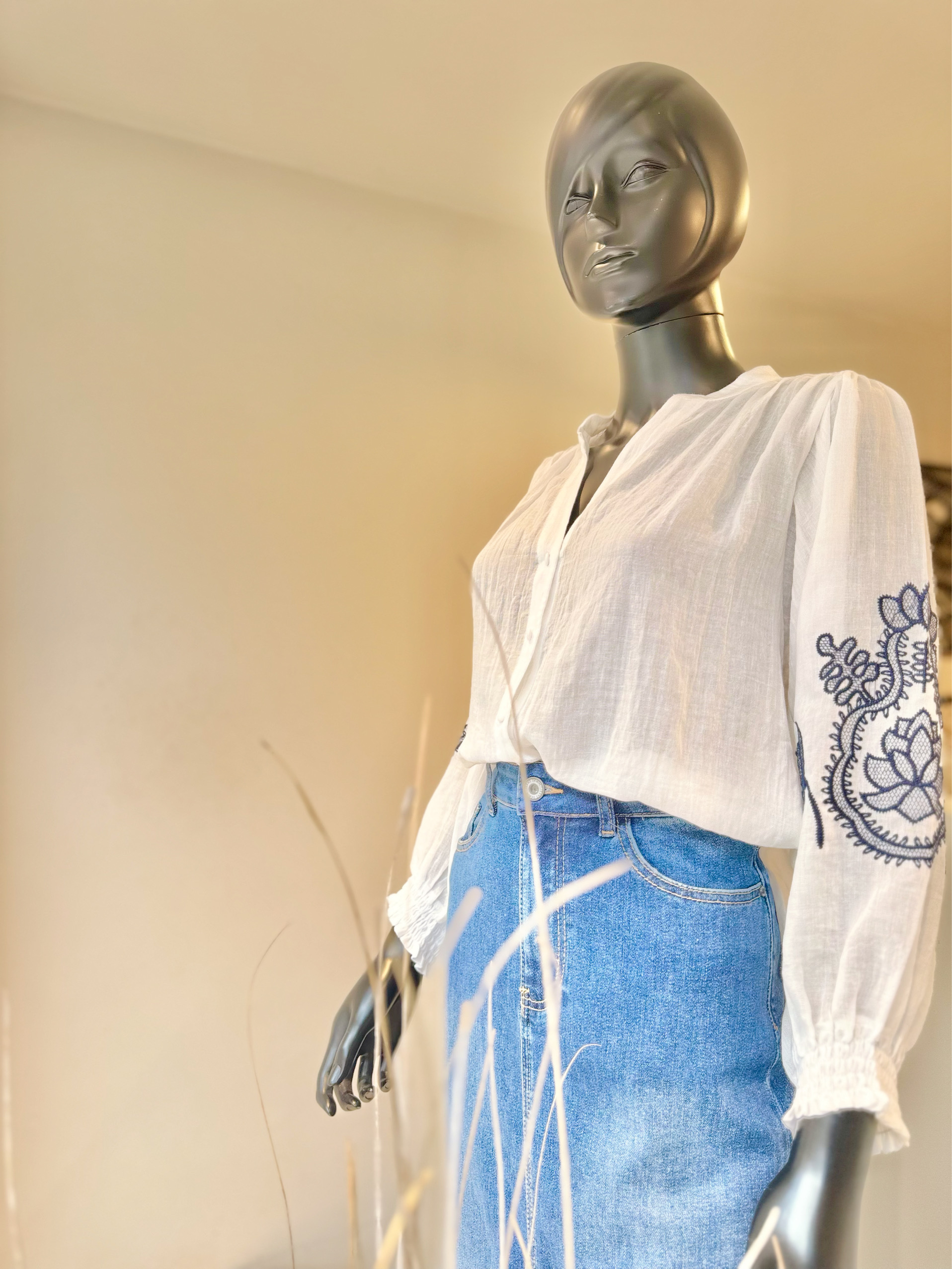 Santo Ri white blouse