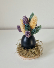 Kippenei met droogbloemen