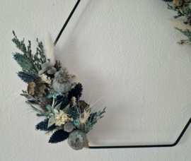 Droogbloemen krans "Hexagon blauw"