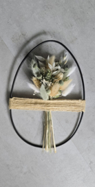 Paasei met touw en droogbloemen