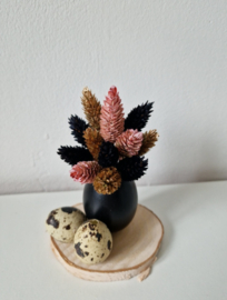 Kippenei met droogbloemen