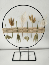 Droogbloemen krans op staande voet "Brenda"