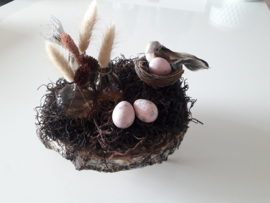 Paasstukje op houten blad naturel met roze