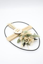 Paasei met touw en droogbloemen