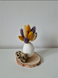 Kippenei met droogbloemen