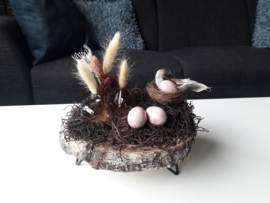 Paasstukje op houten blad naturel met roze