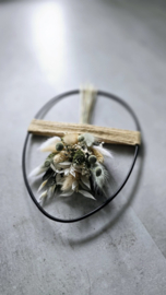 Paasei met touw en droogbloemen
