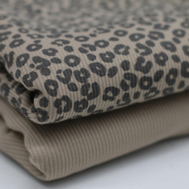 Ribtricot luipaardprint donker beige