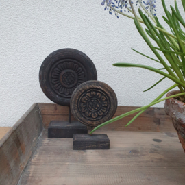 Ornament set van 2 hout op voet