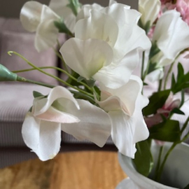 Vaas Wave wit of zwart incl  zijde bloemen