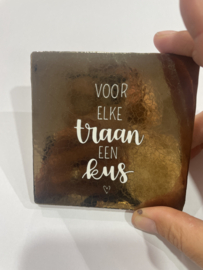 voor elke traan een kus