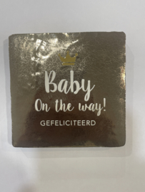 Tegeltje 10x10- baby in the way - goud