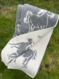 €89.95 Schapenwollen plaid horse grijs