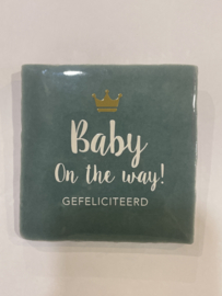 Tegeltje 10x10- baby in the way - green