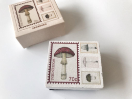 Houten stempel met vier paddenstoelen