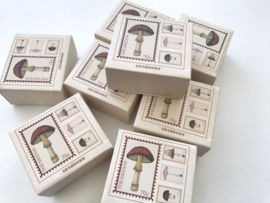 Houten stempel met vier paddenstoelen