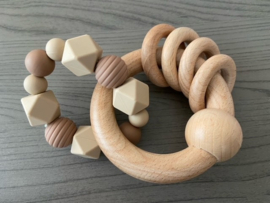 Bijtring-Rammelaar beige met houten accessoire