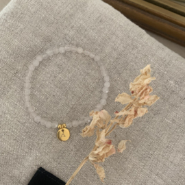 Melkkwarts armbandje met RVS bedeltje