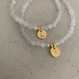 Melkkwarts armbandje met RVS bedeltje