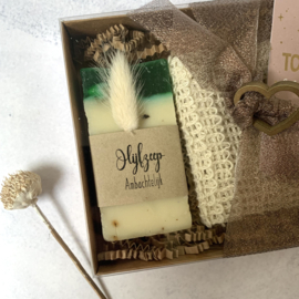 Luxe giftbox met lint - Groene thee olijfzeep