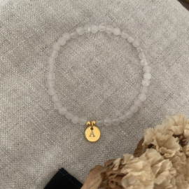 Melkkwarts armbandje met RVS bedeltje