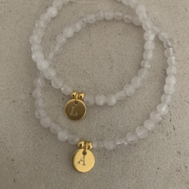 Melkkwarts armbandje met RVS bedeltje