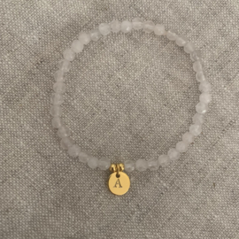 Melkkwarts armbandje met RVS bedeltje