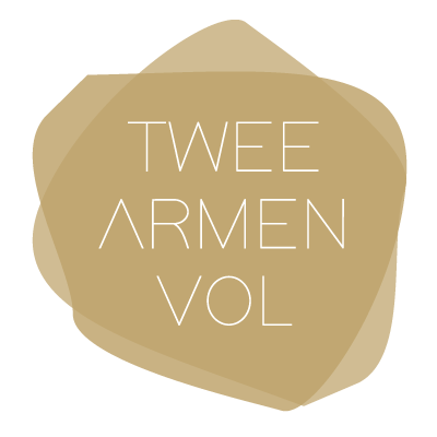 TWEE ARMENVOL