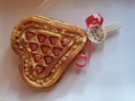 Valentijnshart  met suikerhartjes.
