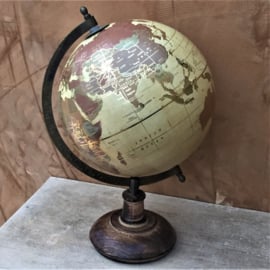 Wereldbol landelijk op een decoratieve houten voet