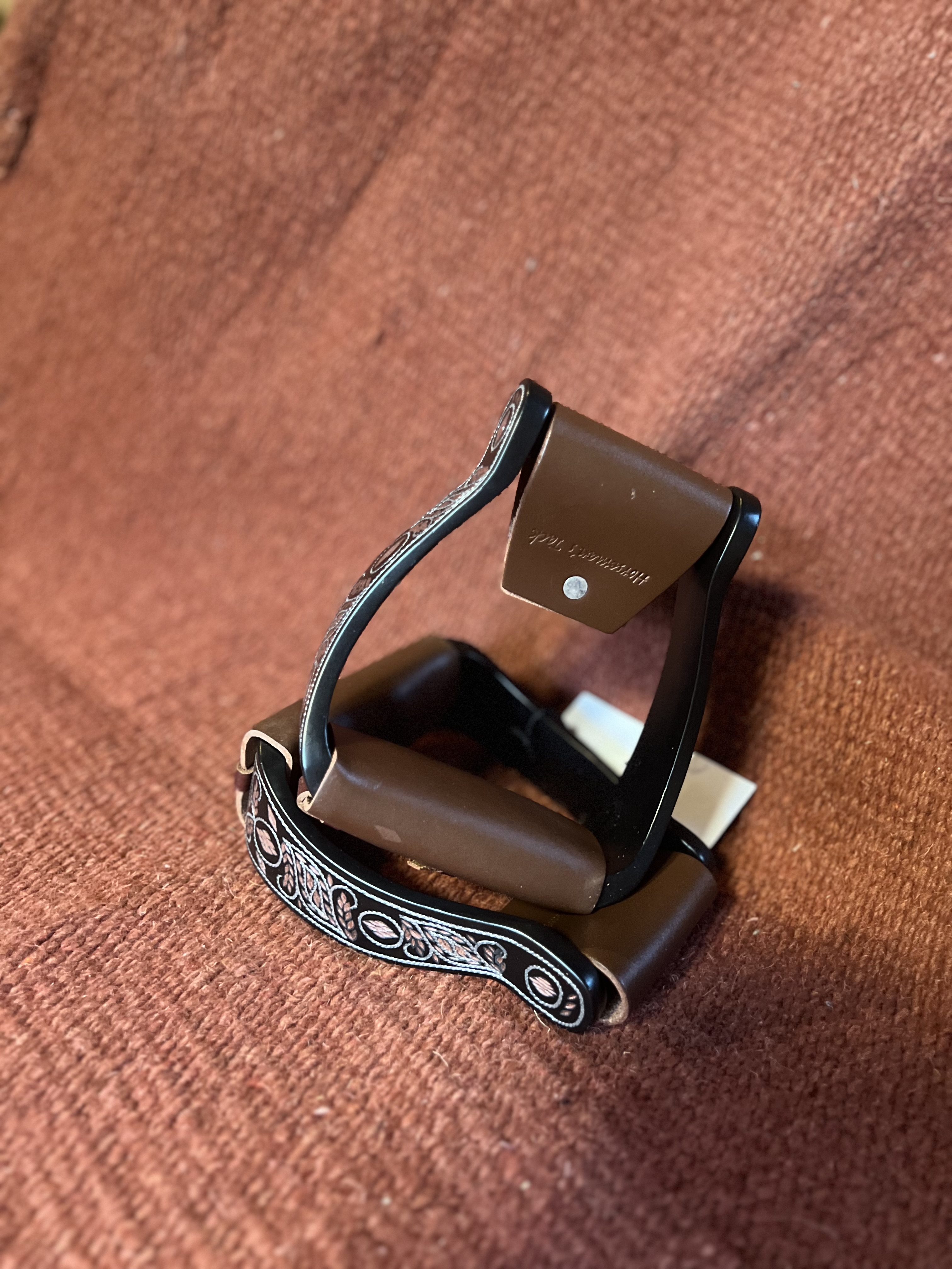 Engraved black aluminium westernbeugels