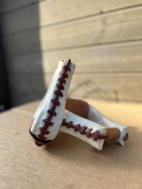 Westernbeugels van rawhide breed
