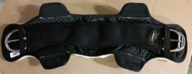 Anatomisch gevormde, neoprene singel met schaapswol cover