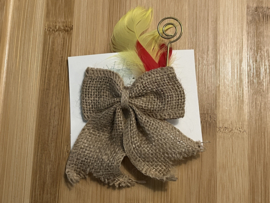 Jute strik met veertjes en staf