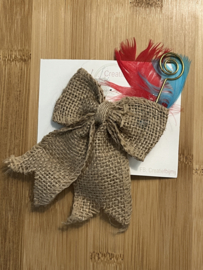 Jute strik met veertjes en staf