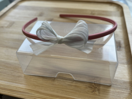 Witte strik op oud roze