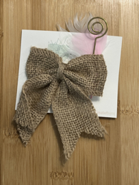 Jute strik met veertjes en staf