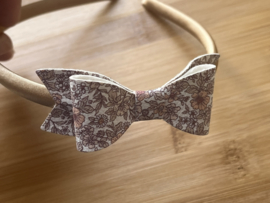 Leren strik met bloemen