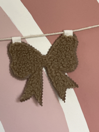 Beige teddy op taupe vilt deco