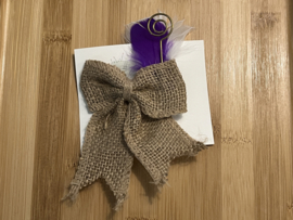 Jute strik met veertjes en staf