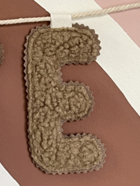 Beige teddy op taupe vilt