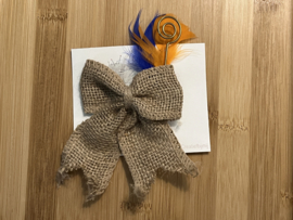 Jute strik met veertjes en staf