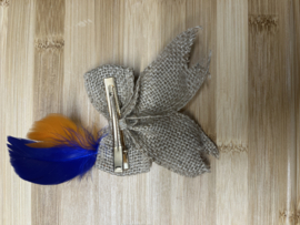 Jute strik met veertjes en staf