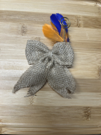 Jute strik met veertjes en staf